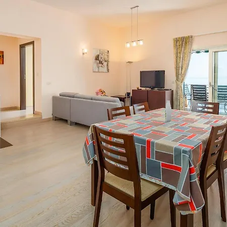 아파트 3 Bedroom Beautiful In Mošćenička Draga