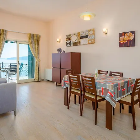 Apartment 3 Bedroom Beautiful In Mošćenička Draga